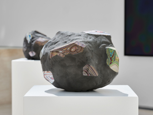 Agnieszka Kurant, ‘Post-Fordite 12’, 2024. Peinture automobile fossilisée, résine époxy, poussière de pierre, acier. Fabrication : Krzysztof Smaga. 21 x 25,4 x 23 cm. Collection Mudam Luxembourg. 2025 Acquisition. Vue de l’exposition ‘Agnieszka Kurant. Risk Landscape’, 07.06.2024 – 05.01.2025, Mudam Luxembourg. Photo : Mareike Tocha © Mudam Luxembourg