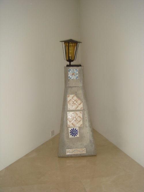Manfred Pernice, ‘Untitled (Lampe)’, 2005. Ciment, métal, câble. 110 x 40 x 40 cm. Collection Mudam Luxembourg – Musée d’Art Moderne Grand-Duc Jean. Promised gift 2025 – Donation Rosa et Carlos de la Cruz, Key Biscayne, Fl à Myriad, USA. Photo : Courtesy Rosa et Carlos de la Cruz Collection