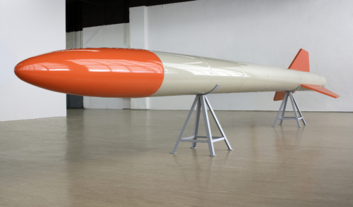 Cosima von Bonin, ‘Miss Riley’, 2006. Acier, matières synthétiques, laque. 952 x 150 cm. Promised gift 2025 – Donation Rosa et Carlos de la Cruz, Key Biscayne, Fl à Myriad, USA. Collection Mudam Luxembourg – Musée d’Art Moderne Grand-Duc Jean. Photo : Courtesy de l’artiste et de la Galerie Neu, Berlin