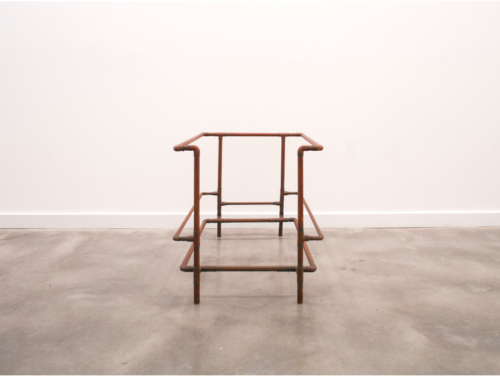 Jorge Pardo, ‘Le Corbusier Chair’, 1990. Tuyaux en cuivre soudés. 69 x 61 x 86 cm. Collection Mudam Luxembourg – Musée d’Art Moderne Grand-Duc Jean. Promised gift 2025 – Donation Rosa et Carlos de la Cruz, Key Biscayne, Fl à Myriad, USA. Photo : Courtesy Petzel Gallery, New York