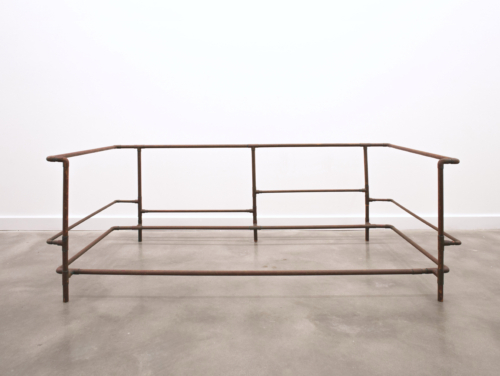 Jorge Pardo, ‘Le Corbusier Sofa’, 1990. Tuyaux en cuivre soudés. 69 x 178 x 86 cm. Promised gift 2025 – Donation Rosa et Carlos de la Cruz, Key Biscayne, Fl à Myriad, USA. Collection Mudam Luxembourg – Musée d’Art Moderne Grand-Duc Jean. Photo : Courtesy Petzel Gallery, New York