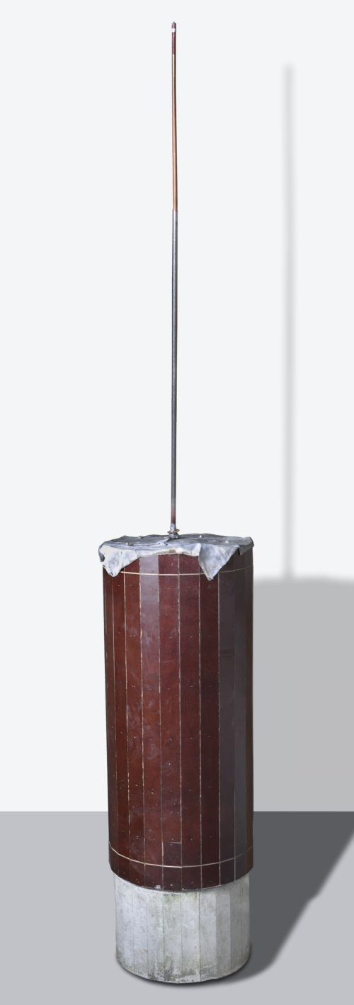 Manfred Pernice, ‘Forelle-Anlage, Peil Dose (Forelle ‘03)’, 1990. Papier, métal, ciment. 273 x 50 cm. Collection Mudam Luxembourg – Musée d’Art Moderne Grand-Duc Jean. Promised gift 2025 – Donation Rosa et Carlos de la Cruz, Key Biscayne, Fl à Myriad, USA. Photo : Courtesy de l’artiste et de la Galerie Neu, Berlin / Lepkowski Studios Gmbh