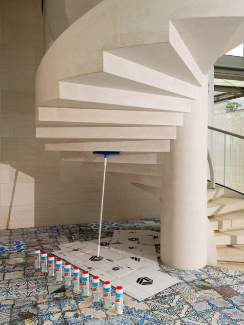 Jason Dodge, ‘Tomorrow, I walked to a dark black star’. Installation selon protocole. Dimensions variables. Collection Mudam Luxembourg. Acquisition 2025. Vue d'exposition ‘A Model: Epilogue − Jason Dodge. Tomorrow, I walked to a dark black star’, 04.05-08.09.2024, Mudam Luxembourg. Photo : Aurélien Mole © Mudam Luxembourg