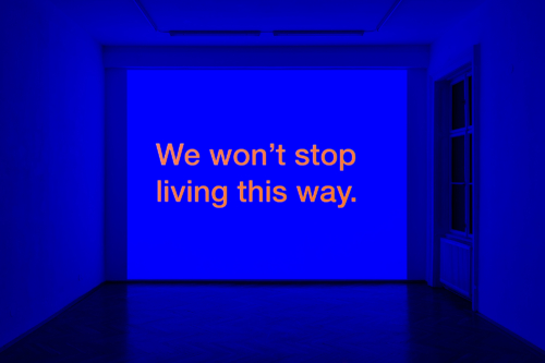 Tony Cokes, ‘SM BNGRZ 1’, 2021. Collection Mudam Luxembourg. Courtesy de l’artiste, FELIX GAUDLITZ, Vienne, Greene Naftali, New York, Hannah Hoffmann, Los Angeles, et Electronic Arts Intermix. Photo : kunst-dokumentation.com