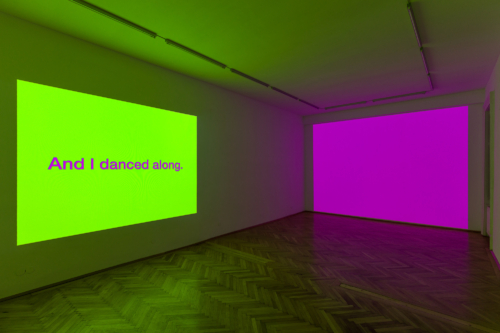 Tony Cokes, ‘SM BNGRZ 1’ + ‘SM BNGRZ 2’, 2021. Collection Mudam Luxembourg. Courtesy de l’artiste, FELIX GAUDLITZ, Vienne, Greene Naftali, New York, Hannah Hoffmann, Los Angeles, et Electronic Arts Intermix. Photo : kunst-dokumentation.com