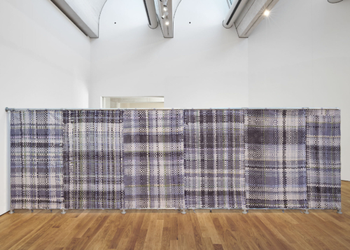 Andrea Bowers, ‘Defense of Necessity’, 2003. Acier, tissu, fils. Collection Mudam Luxembourg. Donation 2023 – Gaby et Wilhelm Schürmann avec le soutien des membres du Cercle des collectionneurs du Mudam Luxembourg. Vue de l’exposition ‘Radio Luxembourg: Echoes across borders’, Mudam Luxembourg. Photo : Mareike Tocha © Mudam Luxembourg