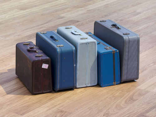 Zoe Leonard, ‘Untitled’, 2001. Valises. Dimensions variables. Collection Mudam Luxembourg. Donation 2023 – Gaby et Wilhelm Schürmann avec le soutien des membres du Cercle des collectionneurs du Mudam Luxembourg. Photo : Mareike Tocha © Mudam Luxembourg
