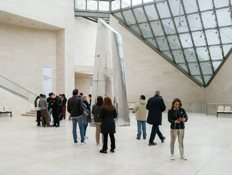 Fiona Banner, ‘Nude Wing’, 2011. Collection Mudam Luxembourg. Donation 2023 – Gaby and Wilhelm Schürmann avec le soutien des membres du Cercle des collectionneurs du Mudam Luxembourg. Photo: Gilles Kayser © Mudam Luxembourg