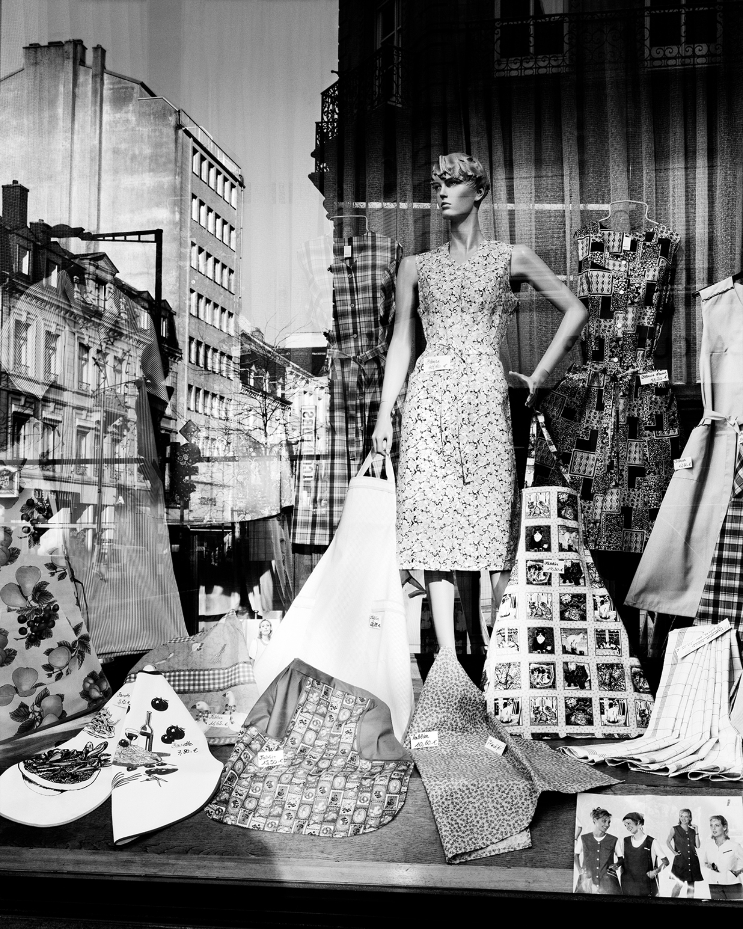 Valérie Belin, "Vitrines Luxembourg", 2003. Tirage au gélatino-bromure d’argent. 150 x 125 cm. Commande et Collection Mudam Luxembourg. Acquisition 2004 © Valérie Belin