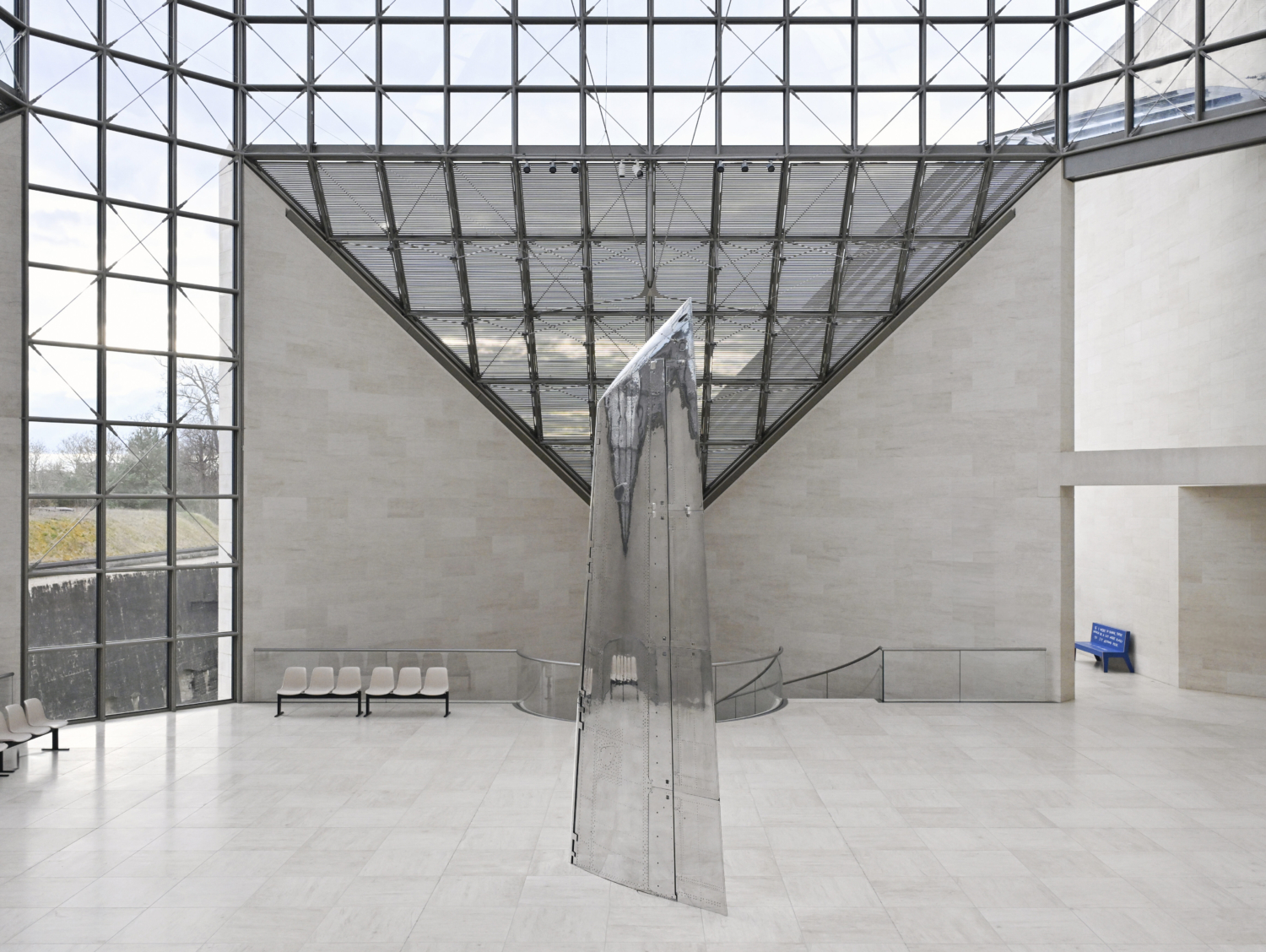 Fiona Banner, ‘Nude Wing’, 2011. Collection Mudam Luxembourg. Donation 2023 – Gaby and Wilhelm Schürmann avec le soutien des membres du Cercle des collectionneurs du Mudam Luxembourg.
