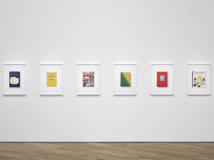 Annette Kelm, Série ‘Die Bücher’, 2019-2021. Collection Mudam Luxembourg. Vue de l’exposition ‘Radio Luxembourg: Echoes across borders’, Mudam Luxembourg. Photo : Mareike Tocha © Mudam Luxembourg