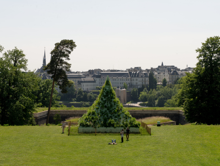 ‘Agnes Denes: The Living Pyramid’, 2015. Park Dräi Eechelen. Photo: Olivier Hoffmann © Mudam Luxembourg