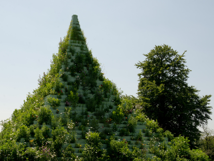 ‘Agnes Denes: The Living Pyramid’, 2015. Park Dräi Eechelen. Photo: Olivier Hoffmann © Mudam Luxembourg