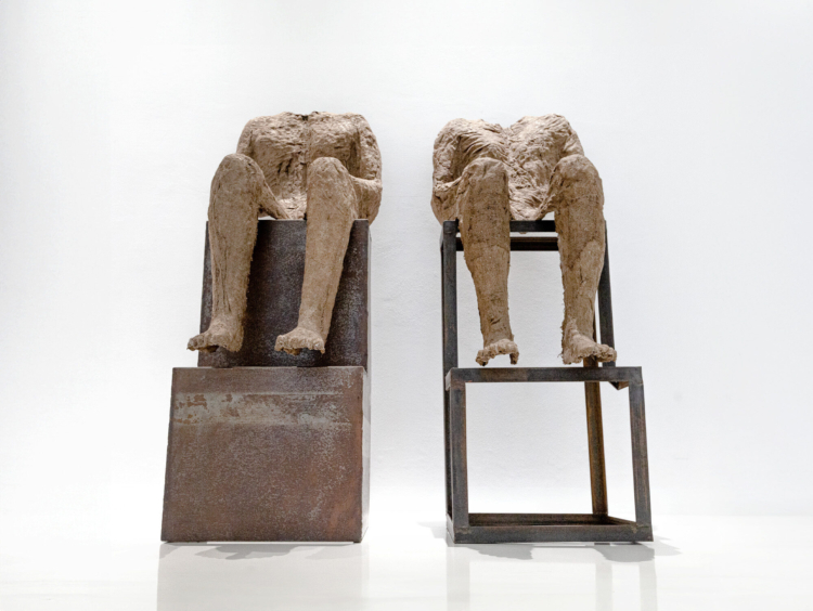 Magdalena Abakanowicz, ‘Figury z cyklu Mędrcy’, Figures de la série ‘Sages’, 1987. Prêt du Musée National de Wrocław à la Cour de justice de l’Union européenne, avec le soutien de l’Institut Adam Mickiewicz © Musée National de Wrocław / Photo : © Arkadiusz Postawka