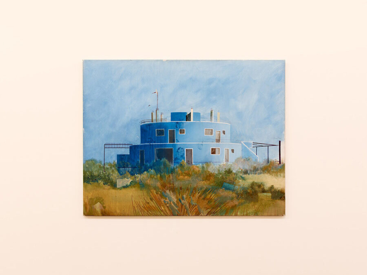 Edi Hila, "The Blue House", 2000. Acrylique sur toile. 112 x 145,5 x 3 cm. Collection Mudam Luxembourg. Acquisition 2019. Photo : Rémi Villaggi © Mudam Luxembourg