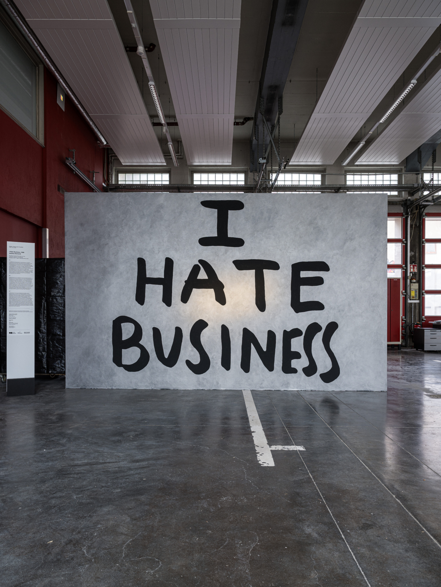 Jessica Diamond, ‘I Hate Business’, 1989. Collection Mudam Luxembourg – Musée d’Art Moderne Grand-Duc Jean. Donation 2023 – Gaby and Wilhelm Schürmann. Exhibition view ‘Dodeka, 12 works for 12 cantons’, 16.05 — 04.10.2026, hqLX, Luxembourg. Photo: Mike Zenari © Mudam Luxembourg