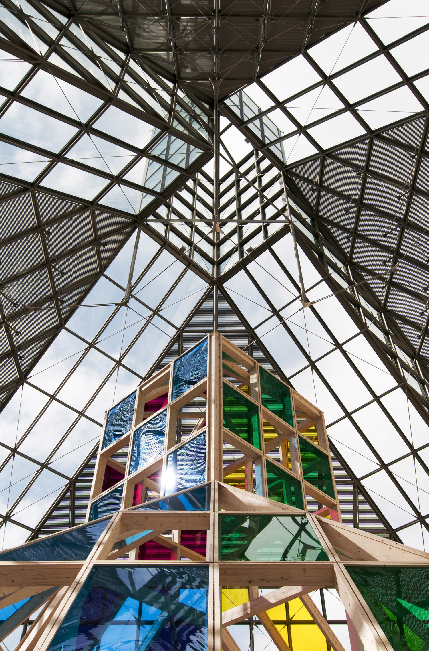 Daniel Buren, ‘Architecture, contre-architecture : transposition’, 2010, Travail in situ, Production Mudam Luxembourg. Photo : Andrés Lejona © Mudam Luxembourg